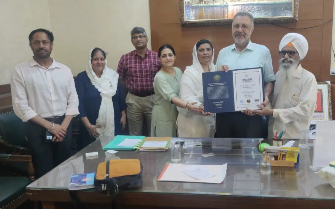 Punjab’s Health Minister, the Honourable Dr. Balbir Singh, proudly holds the ‘WORLD BOOK OF RECORDS’ certificate presented to the Kalgidhar Trust.
